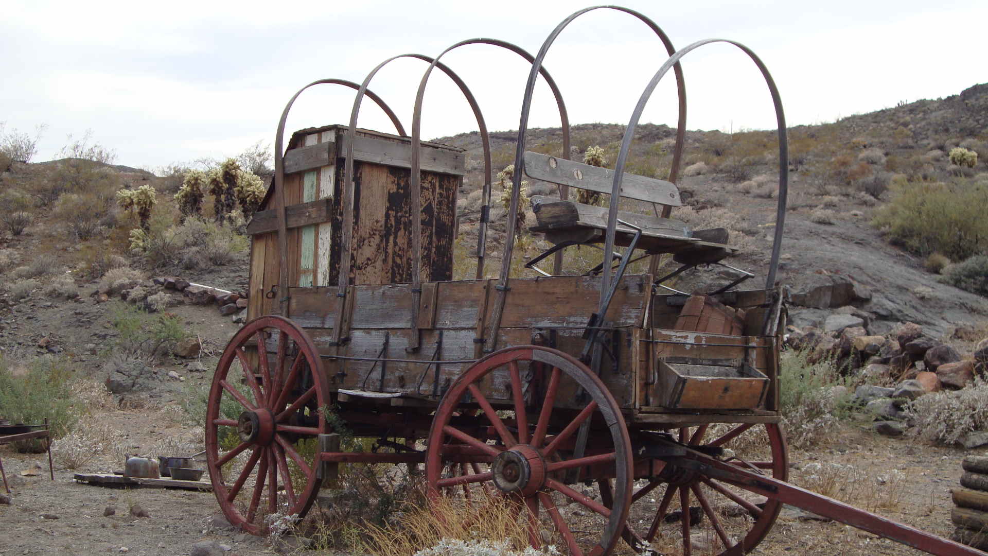 Alter Planwagen am Ortsausgang von Oatman