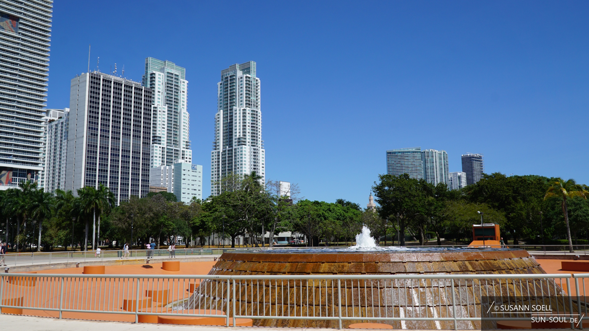 Blick auf den Brunnen, der sich im Zentrum des Bayfront Parks befindet.