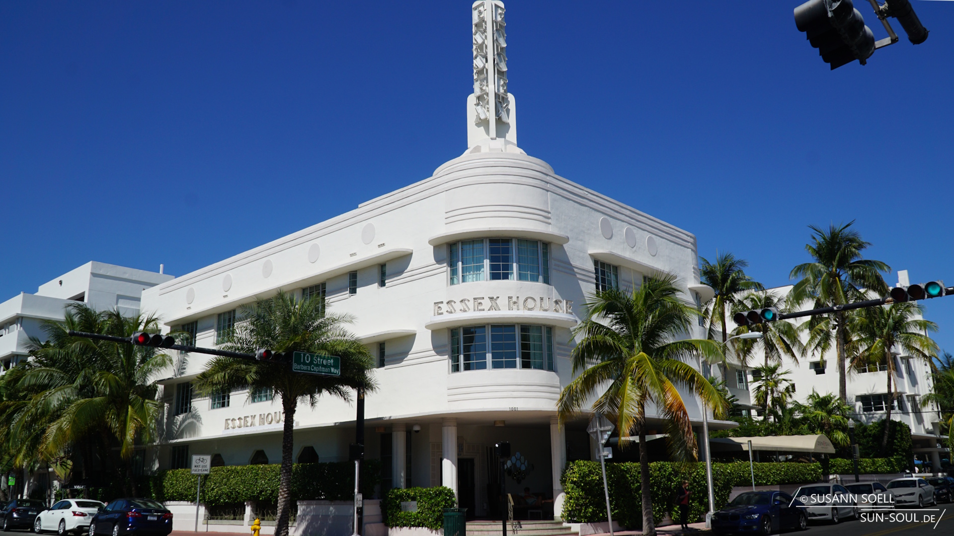 An der 1001 Collins Ave./Ecke 10th St befindet sich das Essex House, im weißen nautischen Stil gestaltet ist und Elemente eines Ozeandampfers enthält.