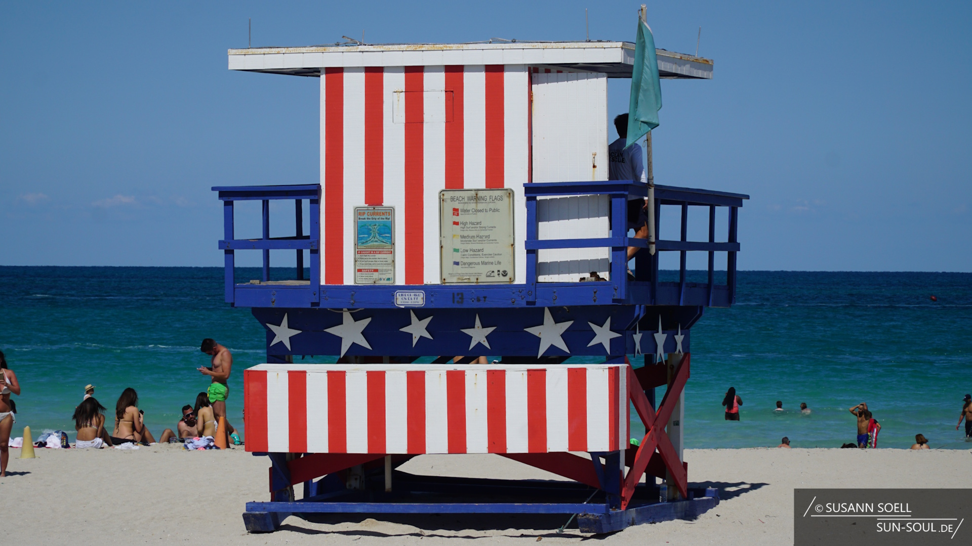 Der abgebildete Lifeguard Tower ist der amerikanischen Flagge mit ihren rot-weißen Streifen und weißen Sternen auf blauem Hintergrund nachempfunden.