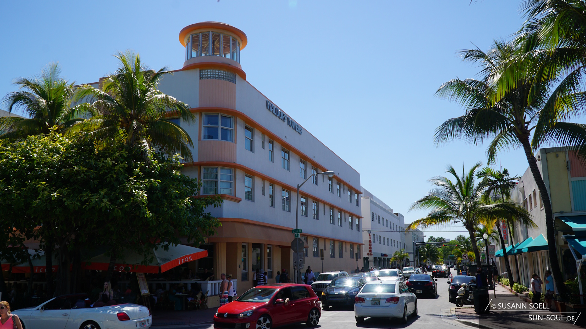 Am 860 Ocean Dr. befindet sich das Art-Déco-Hotel Waldorf Towers, dessen Turm auf dem Dach wie eine Art Leuchtturm wirkt.