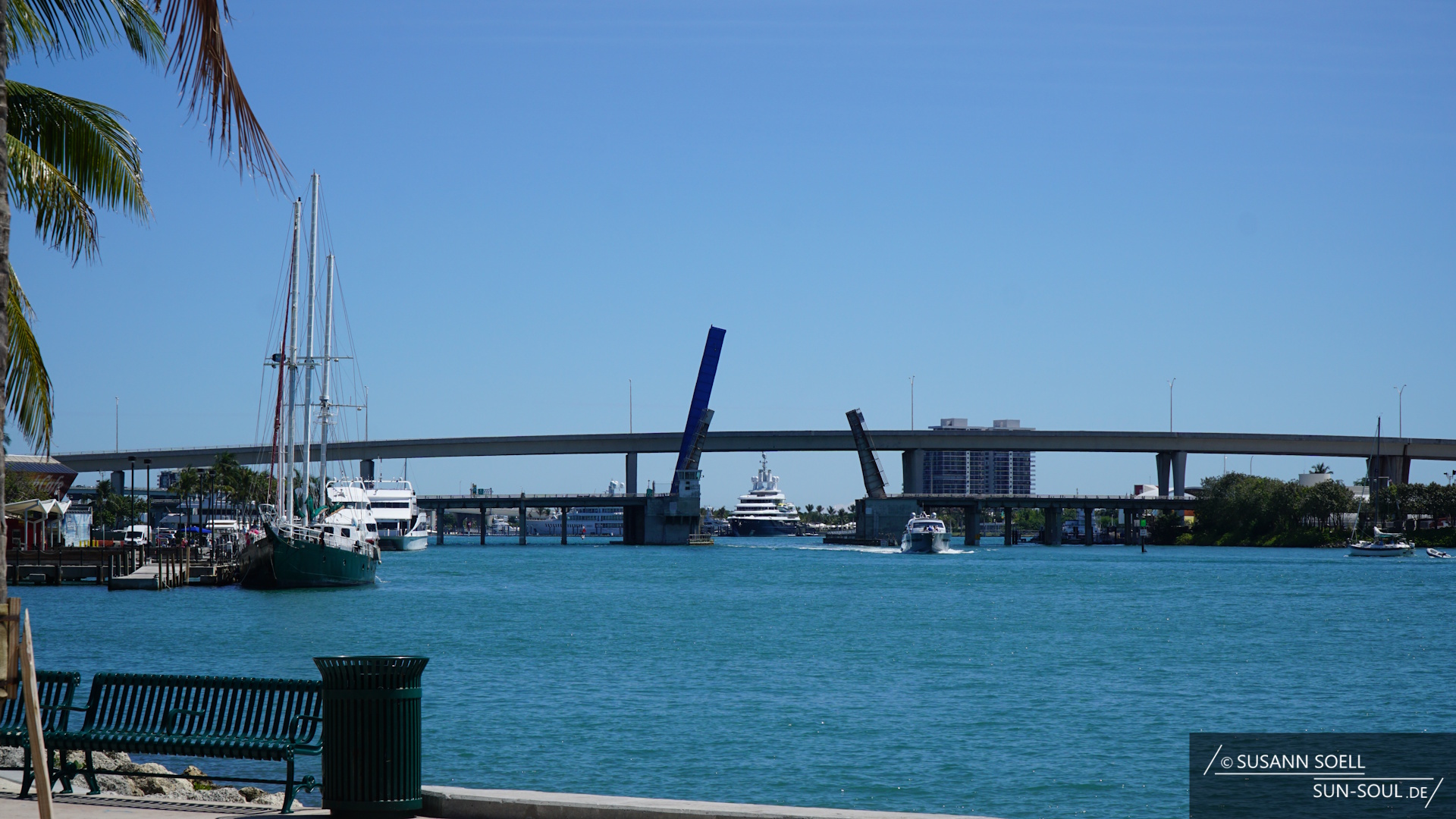 Blick von der Biscayne Bay auf die William M Powell Bridge, unter der gerade ein großes Schiff hindurchfährt