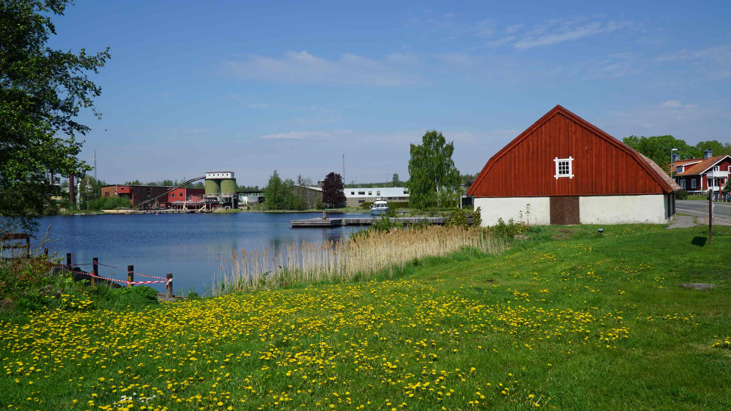 Industrieunternehmen im Hintergrund zeugen davon, dass Forsvik ein Industriestandort ist