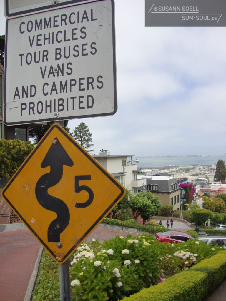 Schild mit der Geschwindigkeitsbeschränkung auf der Lombard Street in San Francisco
