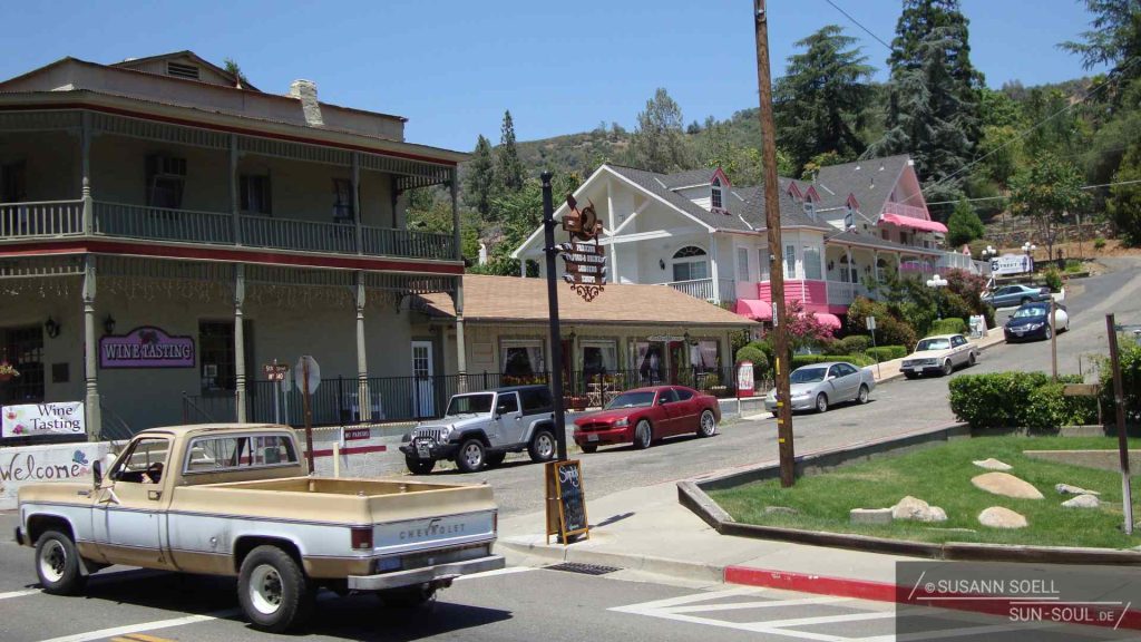 Straßenkreuzung in der Stadt Mariposa mit einem vorbeifahrenden Chevrolet Pickup