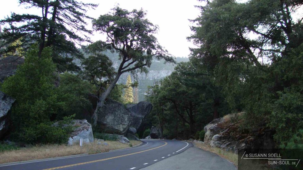 Enge und abzweiglose Route zum Yosemite National Park vorbei an riesigen Felsformationen