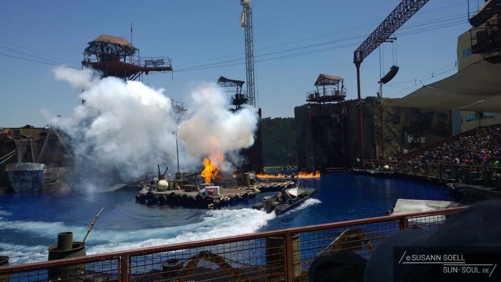 Stunt- und Action-Show "WaterWorld" in den Universal Studios Los Angeles mit Pyrotechnik und Wasserakrobatik