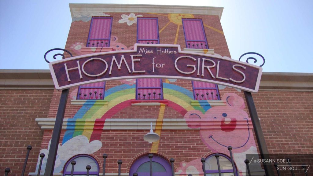 Miss Hattie's Home for Girls aus dem Film "Despicable Me 2"/"Ich-Einfach unverbesserlich 2" in den Universal Studios Los Angeles