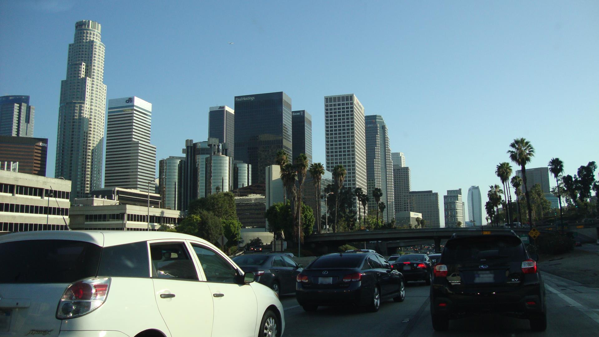 Auf dem Freeway Richtung Los Angeles mit Blick auf die Hochhäuser