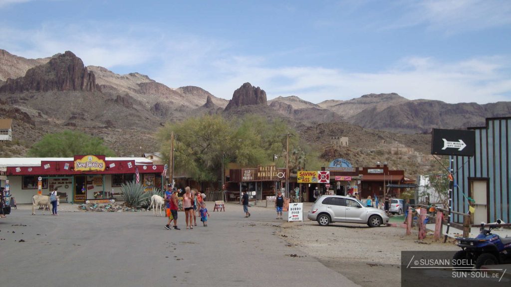 Die Stadt Outman ist von einer kargen, rauen und felsigen Landschaft umgeben