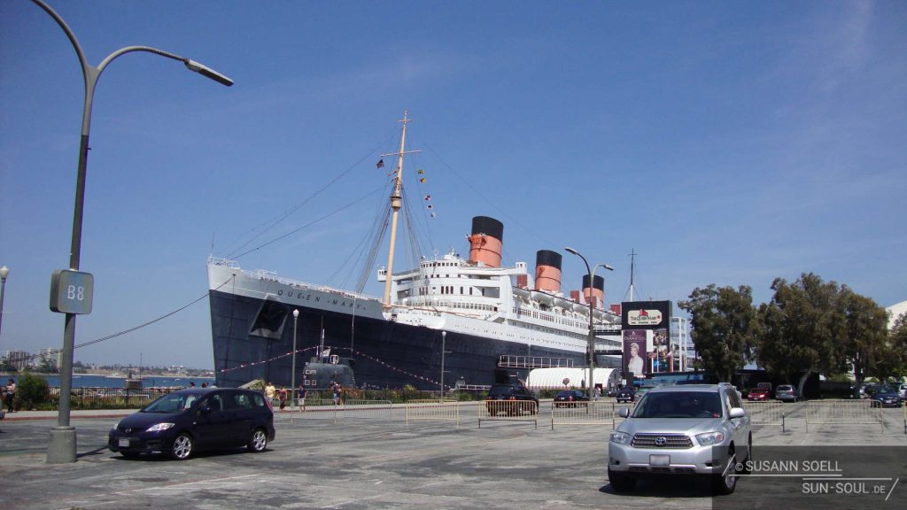Der in den 70er-Jahren ausrangierte Luxusliner Queen Mary liegt an den Kaimaurern von Long Beach. Davor können Besucher mit ihren Autos auf dem Parkplatz parken.