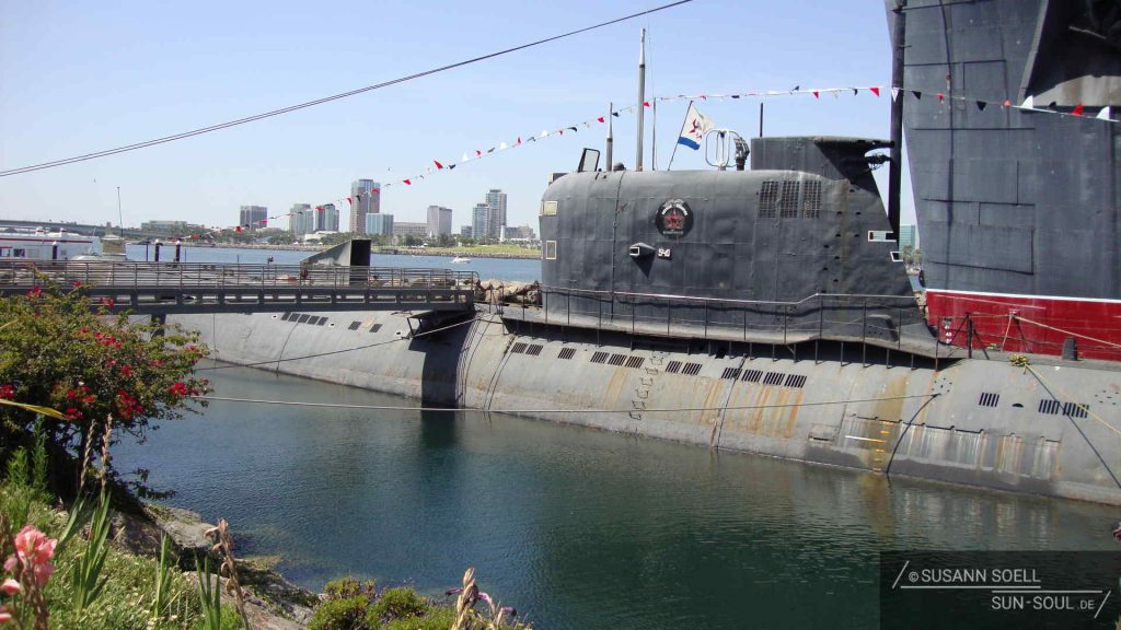 Russisches U-Boot neben dem Luxusliner Queen Mary am Long Beach