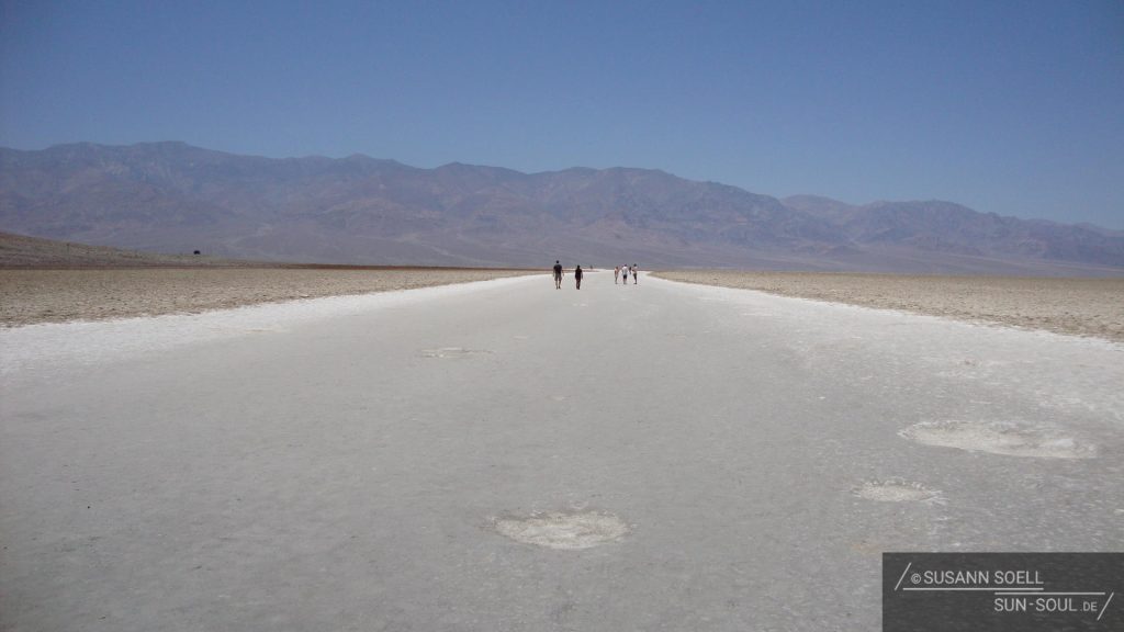Bis zum Horizont reichende Salzfläche bei Badwater