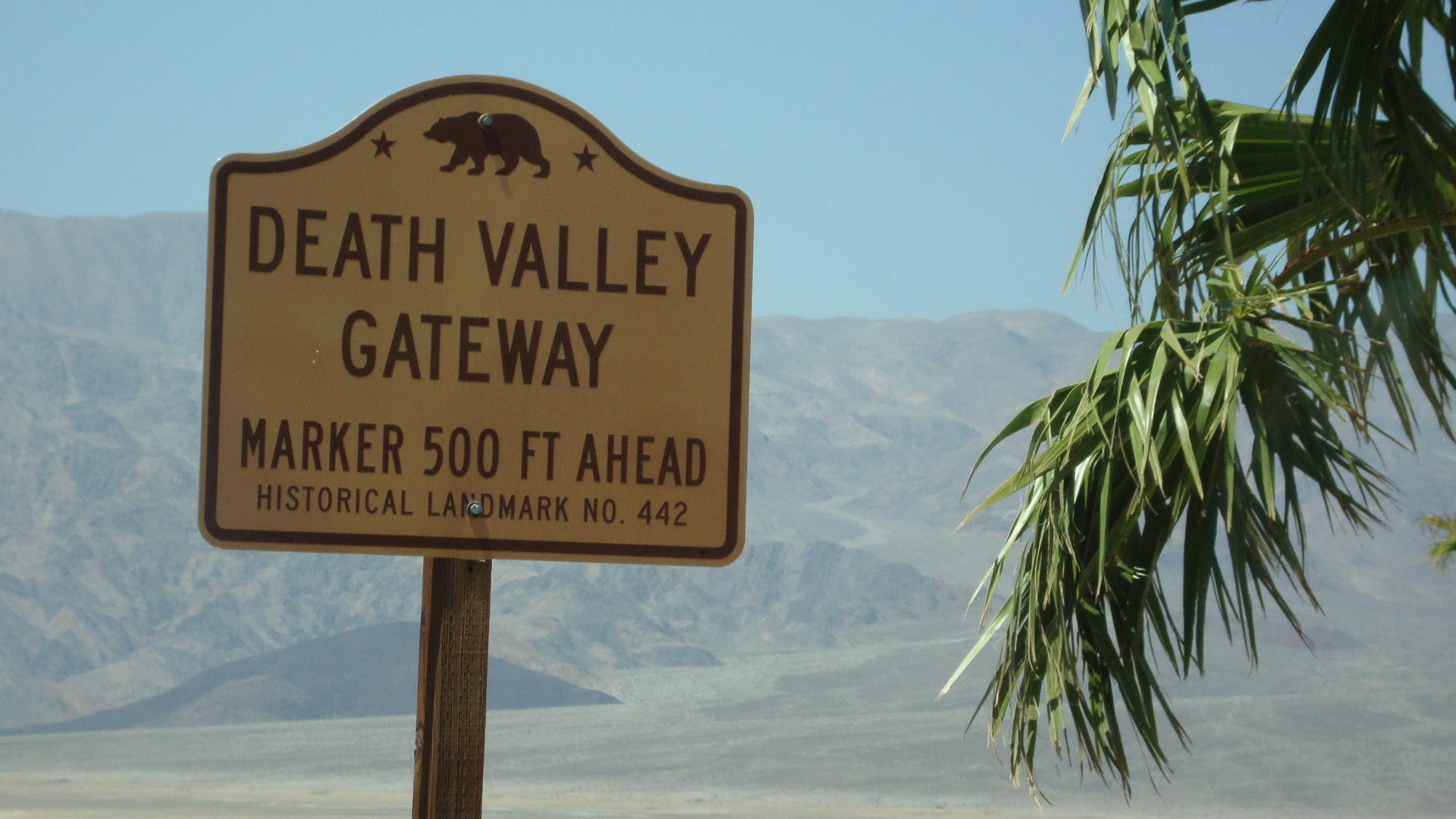 Der Death Valley Nationalpark erstreckt sich über eine Fläche von 12.000 km² und war früher für Goldsucher und Einwanderer ein fast unüberwindbares Hindernis.