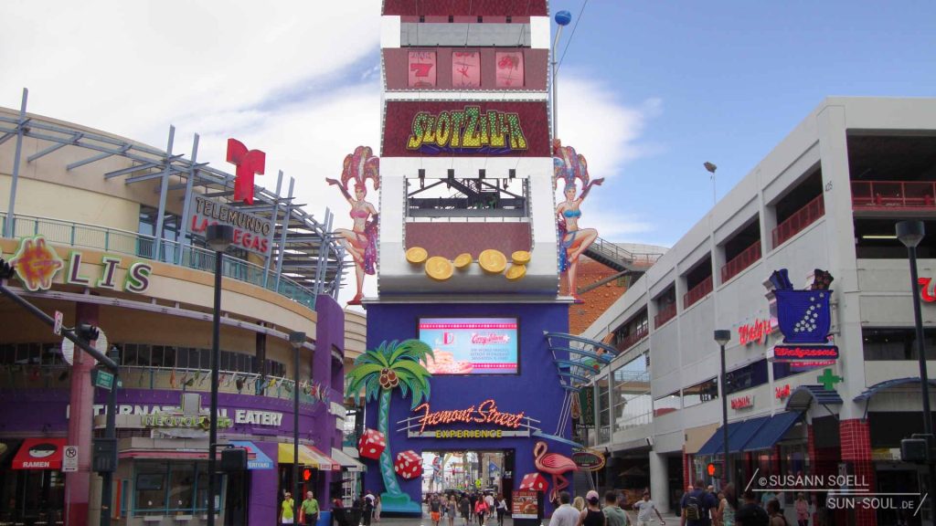 Seit 2014 können sich Wagemutige aus dem Slotzilla-Turm, dem weltweit größten Spielautomaten, an einem Drahtseil angekettet über die Fremont Street sausen.