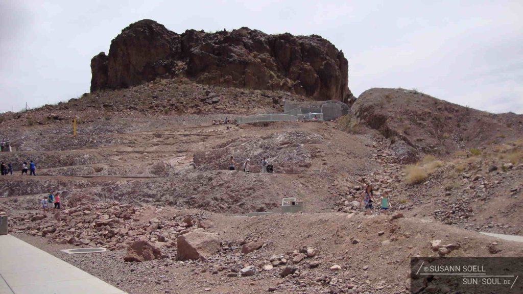 Zum Hoover Dam gelangt man zu Fuß über den serpentinartig angelegten Schotterweg