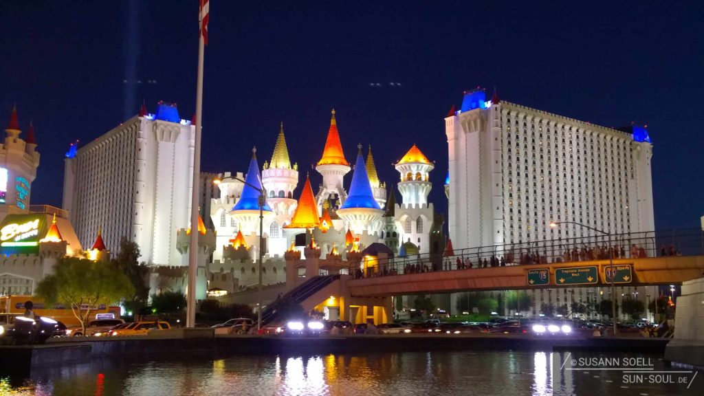 Das Excalibur ist ein mittelalterliches Märchenschloss mit weißen Türmen und einem 81 m hohen Glockenturm hoch über einem Burggraben.