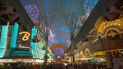 Unter dem Dach der Fremont Street in Downtown Las Vegas, an das abends spektakuläre Licht- und Soundshows projiziert wird.