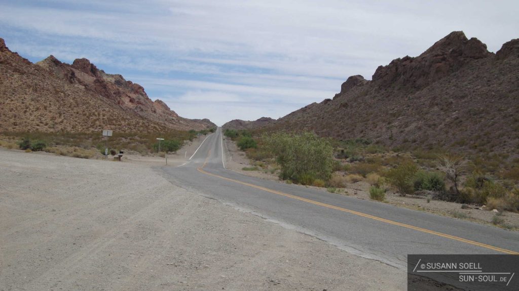Straße durch die karge Wüstengegend von Nevada