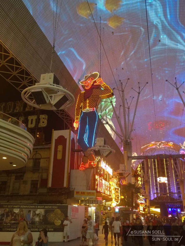 Der Neon-Cowboy Vegas Vic wurde 1951 entworfen und stand über dem Pioneer Club in der Fremont Street. Heute zählt sie zu den meist fotografierten Motiven in Las Vegas.