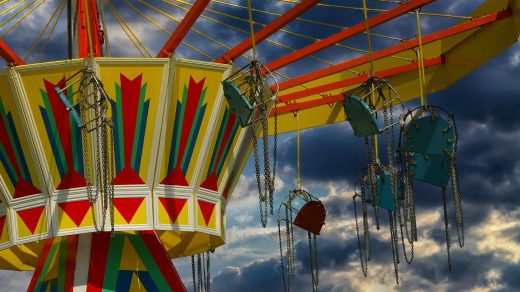 Kettenkarussell, das kaputt bzw. außer Betrieb aussieht